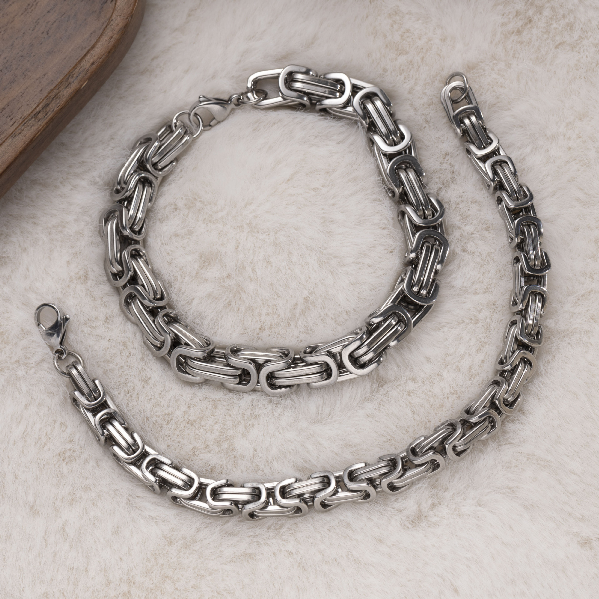 Tena pulsera de acero inoxidable de estilo europeo y americano, lujo ligero, sensación de alta calidad, acero de titanio de todo fósforo, cadena cubana, estilo explosivo transfronterizo, joyería a mano para mujer