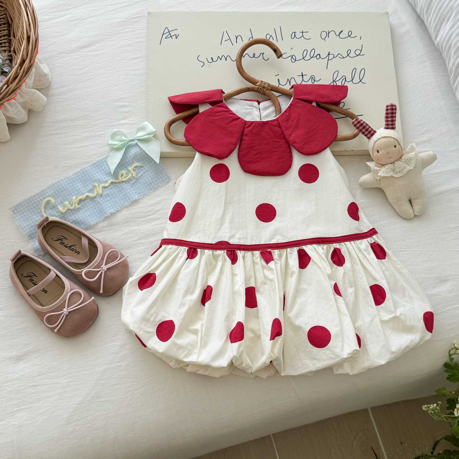 Vestido sin mangas fresco con solapa bordada de pétalos de color contrastante de siete niñas con limón salado 2025 falda de punto redondo grande de verano marea