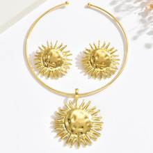 �W���羳����̫��朶��h���bins�F���߼����Ȧ�r�К��|��Ů