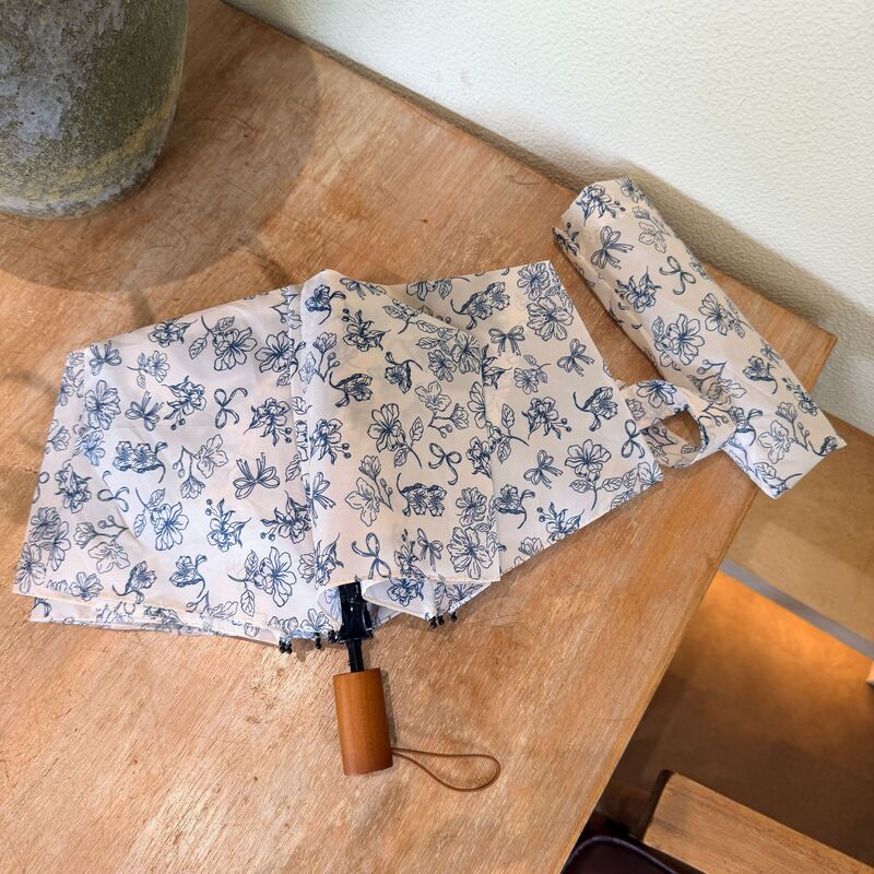 New French-style umbrella, three-fold folding umbrella, floral umbrella, wholesale, eight-bone solid wood handle, portable for commuting, promotional umbrella New French-style umbrella, three-fold folding umbrella, floral umbrella, wholesale, eight-bone solid wood handle, portable for commuting, promotional umbrella