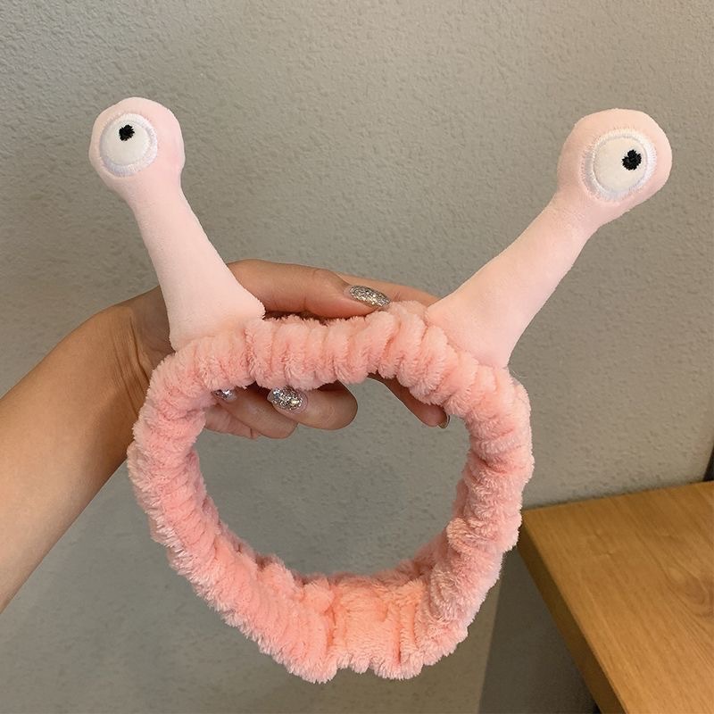 顔を洗って髪を洗って新型の少女の韓国の化粧をつけてマスクの専用のカチューシャをつけます。