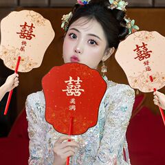 花嫁の団扇は結婚してドアをふさいでゲームをして小道具を撮影します。