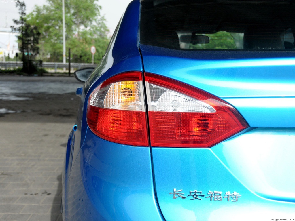 Applicable to 09-15 Ford Fiesta rear taillight semi-assembly sedan Fiesta left and right steering brake lampshade