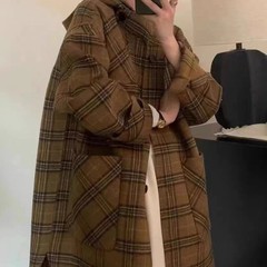 ヨーロッパ駅の両面のカシミヤのコートの女性の格子は帽子までゆったりしています。