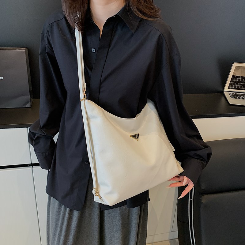 Bolso de mujer de gran capacidad primavera y verano 2025 nuevo tipo de mochila de cadena mochila de hombro de alta calidad sensación de viaje bolsa