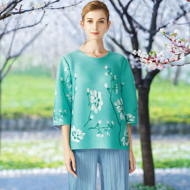 Women's High-End Summer Tops with Floral Rhinestones, Loose-Fitting Three-Quarter Sleeves, Mom-Style Pleated Women's T-Shirts, Custom-Made