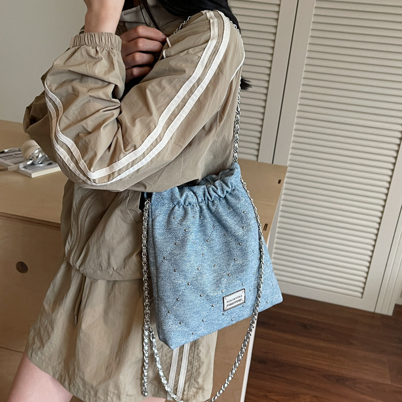 Bolso de cubo Xiaoxiangfeng 2025 nuevo bolso de cadena remache bolso de hombro de mezclilla bolso de mensajero bordado de diamantes mujer