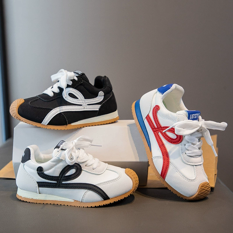 Весна 2025: новые модные детские кроссовки для мальчиков и девочек, популярные трендовые кроссовки для тренировок от модного бренда.