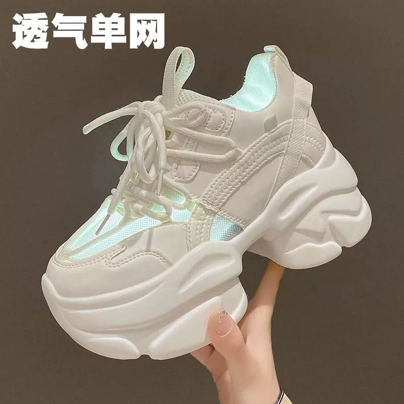 Новые летние женские туфли для папы 2025 года, новые белые туфли на толстой подошве с эффектом увеличения роста, дышащие спортивные туфли с мелкой сеткой.