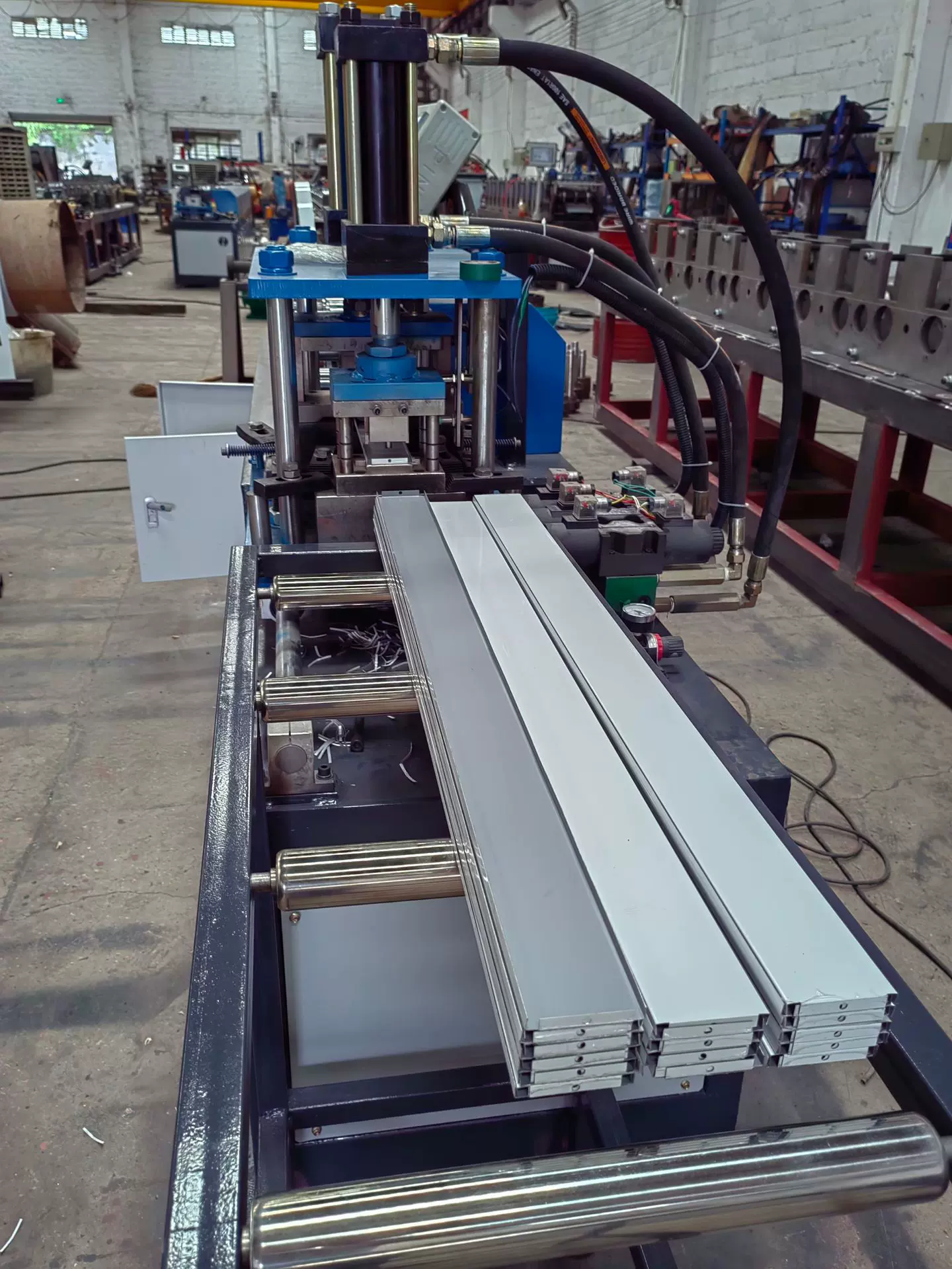 思博瑞实体厂家 来图来样设计定制 广告扣板 全自动金属成型设备