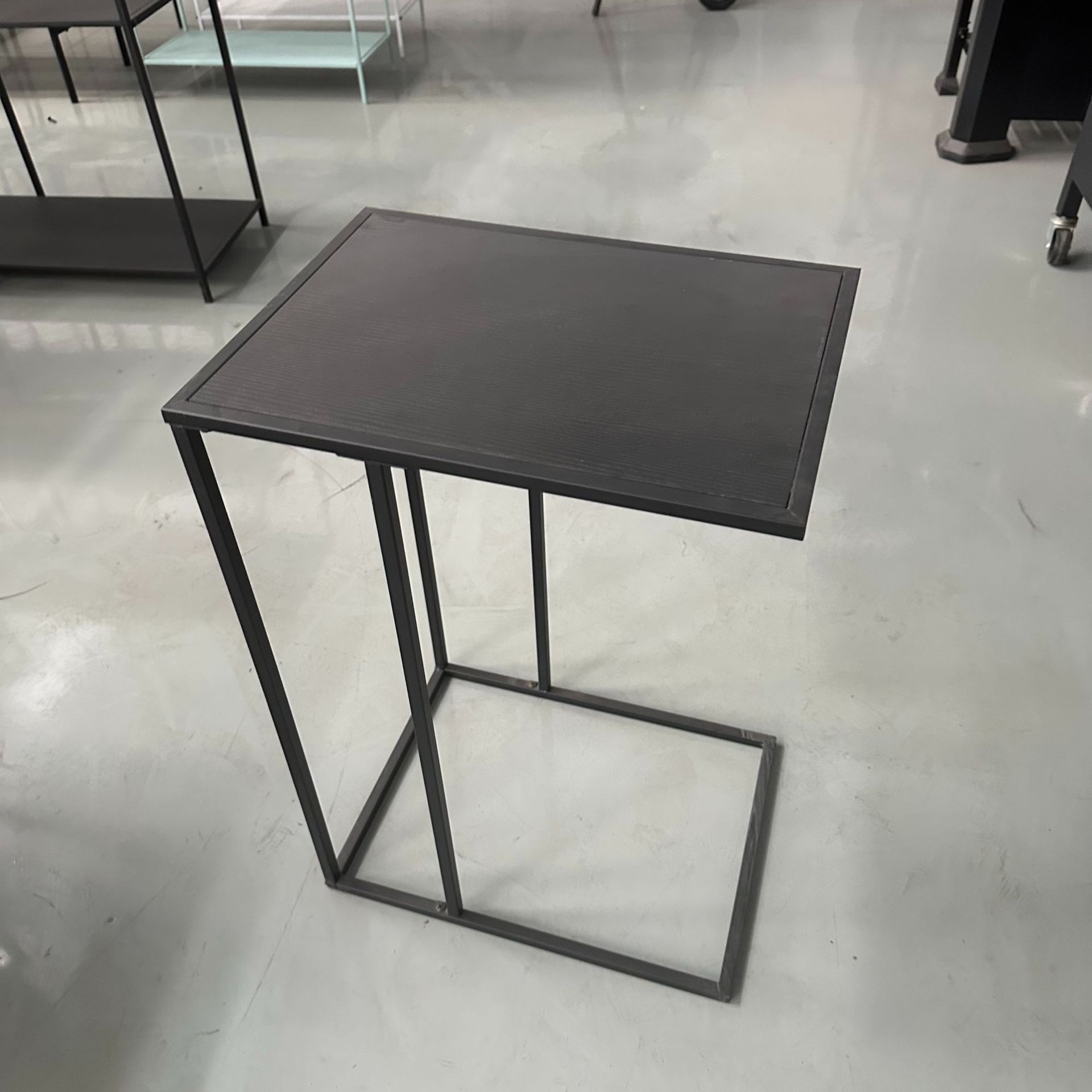 Mesa de té pequeña tipo C estructura de hierro directo de fábrica diseño simple y moderno con tablero de madera