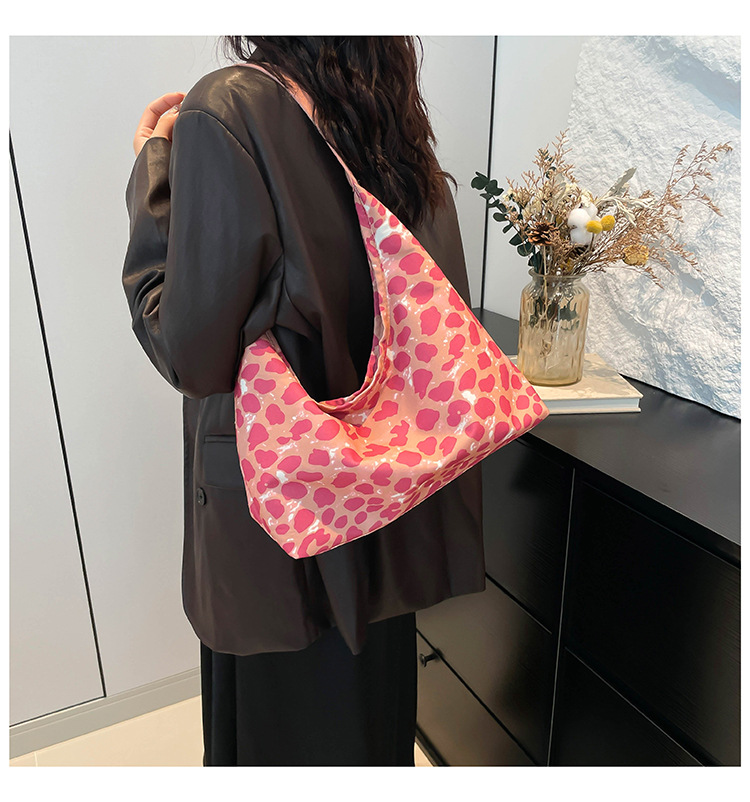 A new minimalist canvas bag with a large capacity in Korean fashion, a leopard print commuter single-shoulder crossbody bag undefined