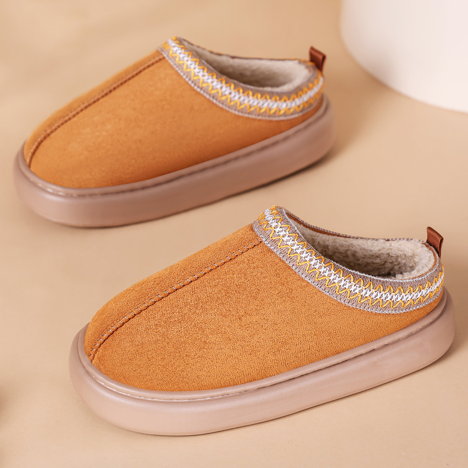 Zapatillas de algodón transfronterizas zapatillas de invierno ligeras calentadas zapatillas de algodón en el hogar medio trapeador de fondo grueso de algodón de peluche