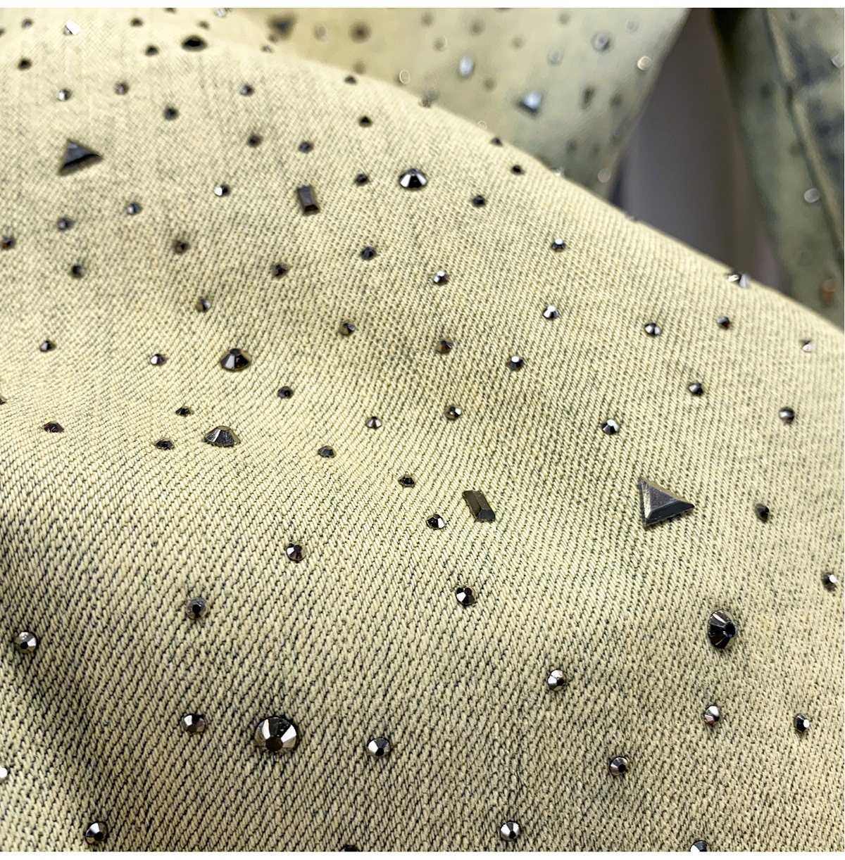 Jeans slim fit uomo in stile retro con strass ed elasticizzate_voghion.com