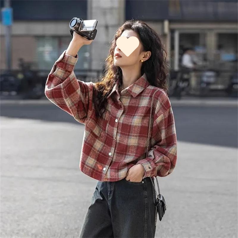 レトロな赤い格子のシャツのコートの女性の春秋のデザイン感の小さい大衆のゆったりしている怠惰な風の短い長袖の上着|undefined