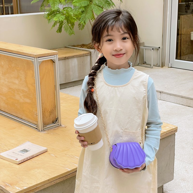 Hermosas bolsas de conchas para niños y niñas, mini bolsas de hombro de color sólido para niños 2025 nuevas bolsas de cadenas para niños