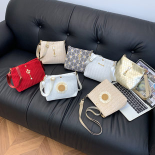 Fresh woven cute pendant, shoulder bag