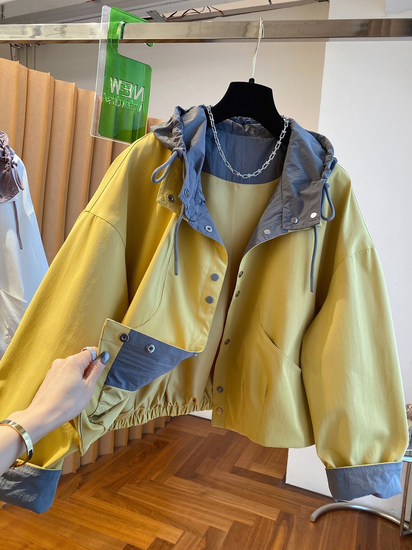 Unique color-blocked hooded jacket for women, new spring and autumn style, loose fit, casual and versatile short jacket top.