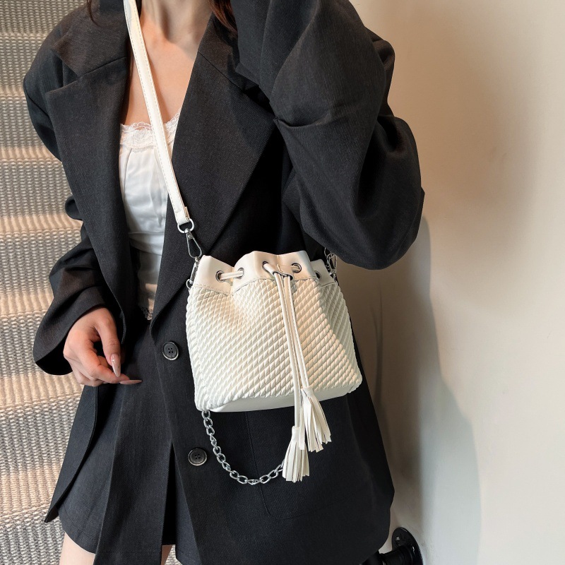 Versión coreana del bolso de cubo de nicho 2025 verano nuevo bolso femenino pequeño bolso de hombro con flecos fresco bolso de mensajero de cadena de moda