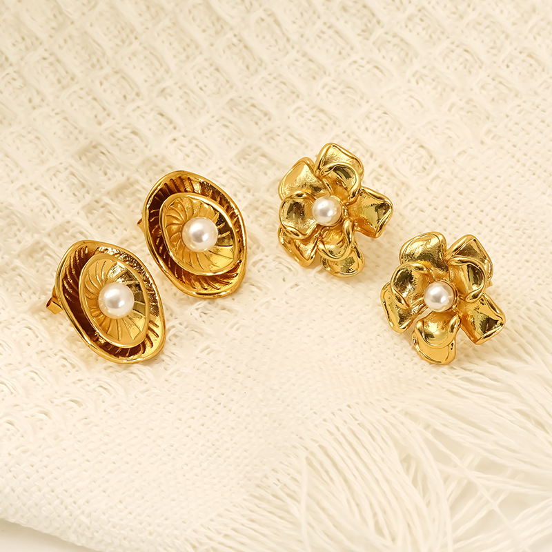 All Seasons Season 1 Pair Retro Classic Style Flower Imitation Pearl Titanium Steel Ear Studs