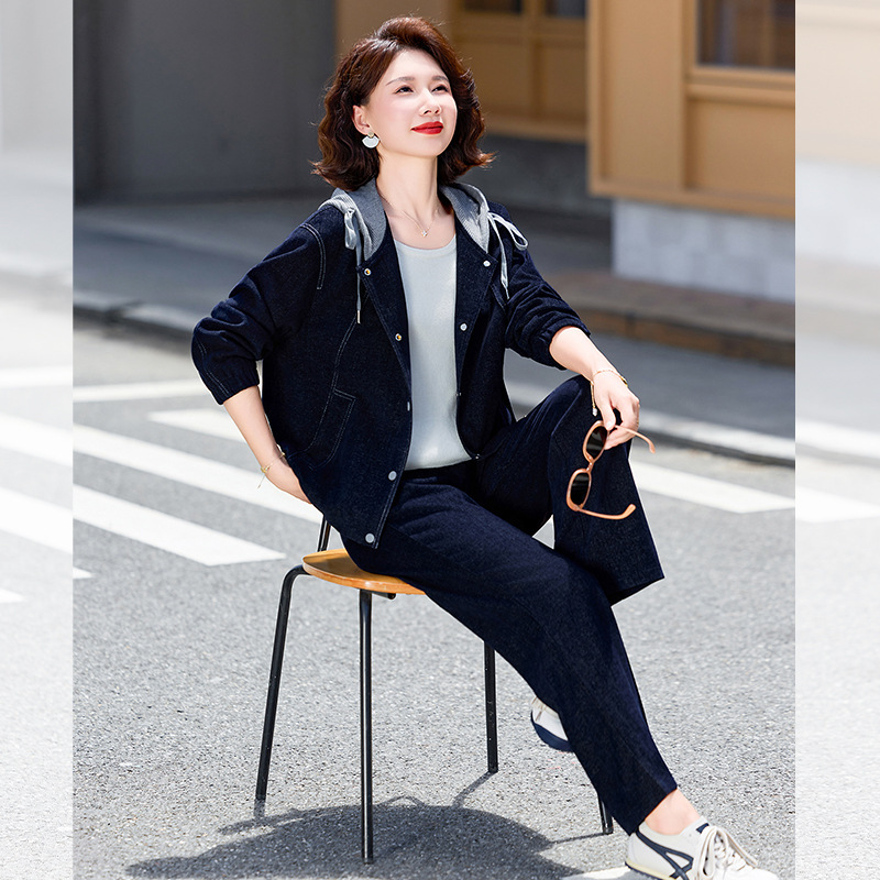 New Spring and Autumn Fashionable Mother's Outfit: Hooded Jacket and Pants Set, Plus Size, Middle-Aged and Elderly Women's Denim Two-Piece Set New Spring and Autumn Fashionable Mother's Outfit: Hooded Jacket and Pants Set, Plus Size, Middle-Aged and Elderly Women's Denim Two-Piece Set