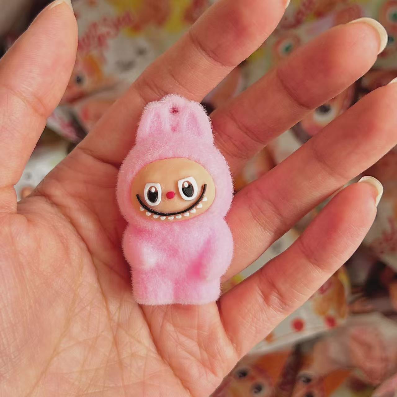 Labu adorable muñeca flocado Labubu llavero bolso colgante decoración del automóvil colgante mini accesorios image 4