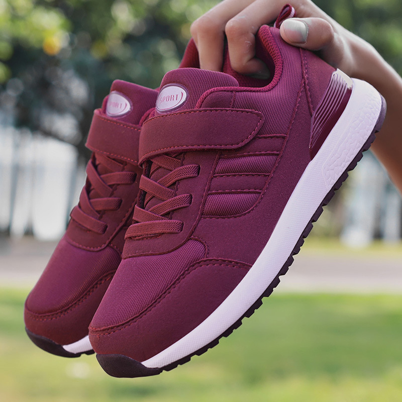 Zapatos de madre primavera para mujer nuevos zapatos deportivos de mediana edad y ancianos de suela suave estilo de pareja casual zapatos para caminar para papá cabello de una pieza