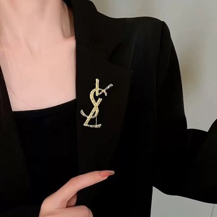 Letter Brooch High-End Women's 2025 New Trendy Niche High-End Exquisite Corsage Brooch Sweater Suit Accessories