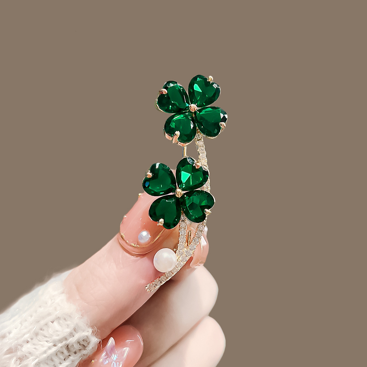 Green Four-leaf Clover Brooch High-end Female Niche Design Exquisite Corsage Anti-running Buckle Pin Suit Sweater Accessories
