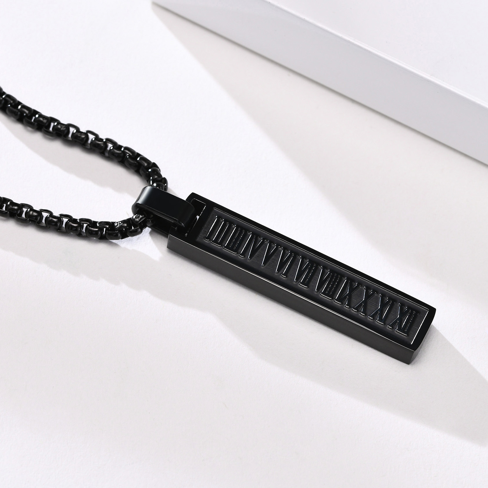 Nouveau pendentif en forme de barre rectangulaire en chiffres romains en acier inoxydable, collier géométrique de couleur acier noir pour hommes_voghion.com