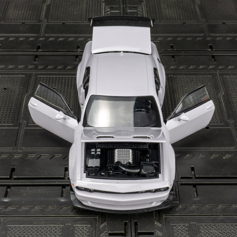 Jiaye VB32793 simulación de aleación modelo coche decoración metal coche deportivo sonido y luz tire la puerta trasera juguete