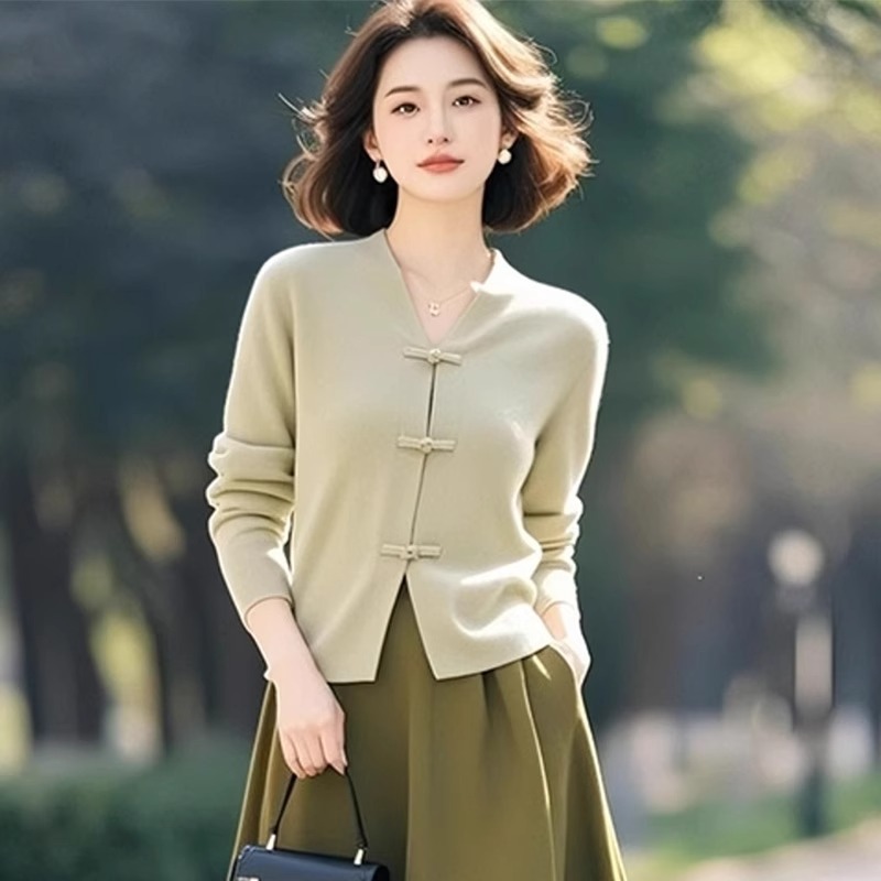 今年流行的针织套装女装秋冬季新款V领盘扣针织衫半身裙两件套|undefined