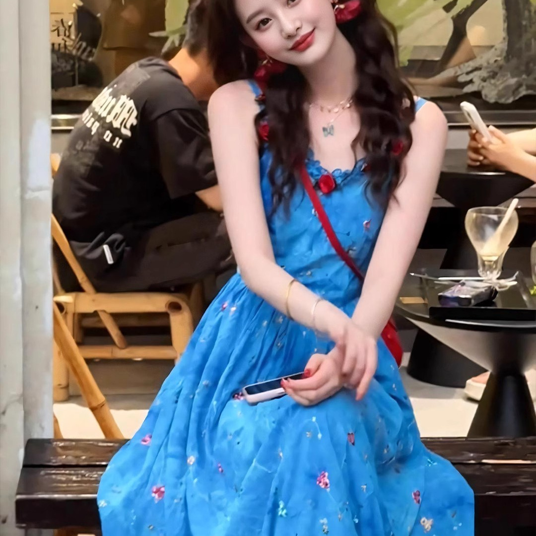 法式蓝色吊带连衣裙女2025夏季新款海边度假独特漂亮碎花长裙子