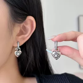 戒指;项链;耳钉