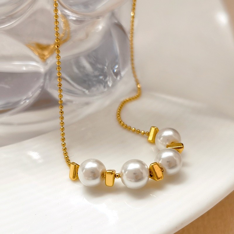 Small design necklace from pearl