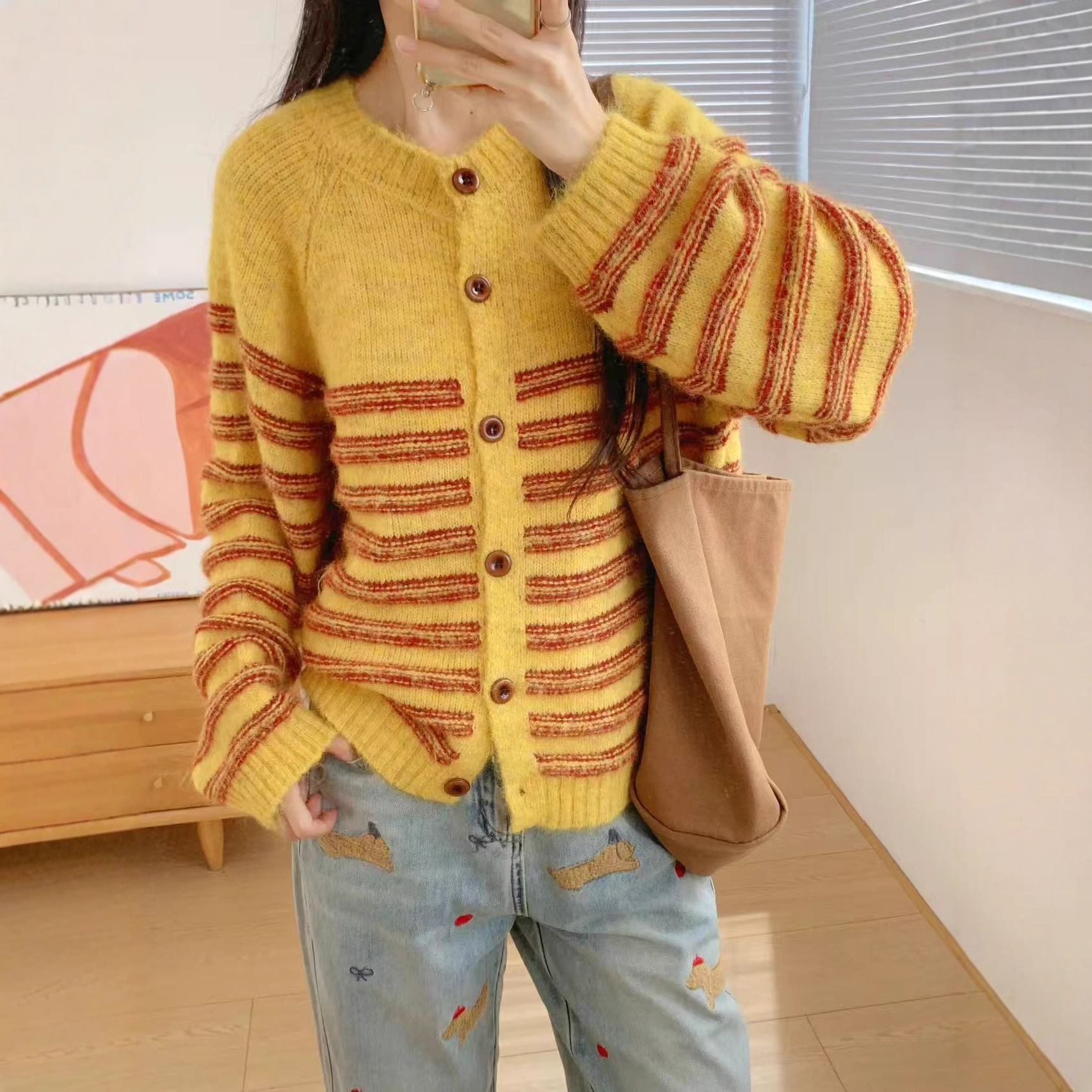Otoño y invierno de 2025 nuevo estilo retro color contraste a rayas de punto cardigan estilo coreano de moda universal suéter delgado abrigo image 4