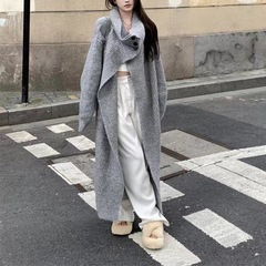 ファッションの大きい襟の長いカーディガンのコートの女性の秋冬の新型の怠惰な風のニットの服のゆったりしている厚いセーターの外で掛けます。