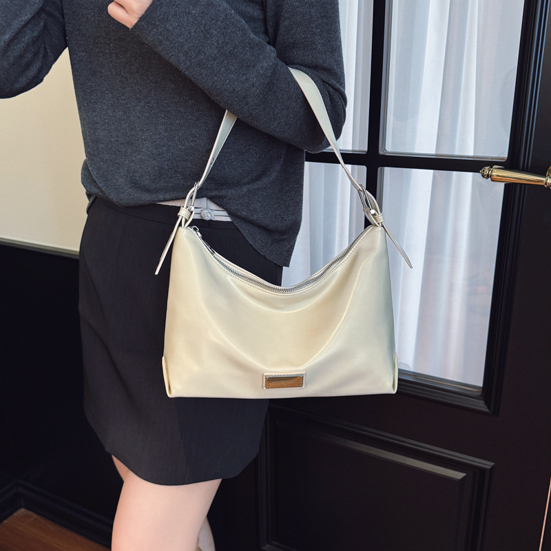 Nicho transfronterizo bolsos debajo de la axila mujeres otoño / invierno 2025 nuevo bolso de moda bolso de hombro retro bolso de mochila versátil
