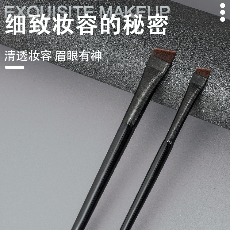 王霏は同じ刃のアイラインを使って、細い斜めの頭を使ってアイラインの眉を引いて、アイシャドーを使って化粧をします。|undefined