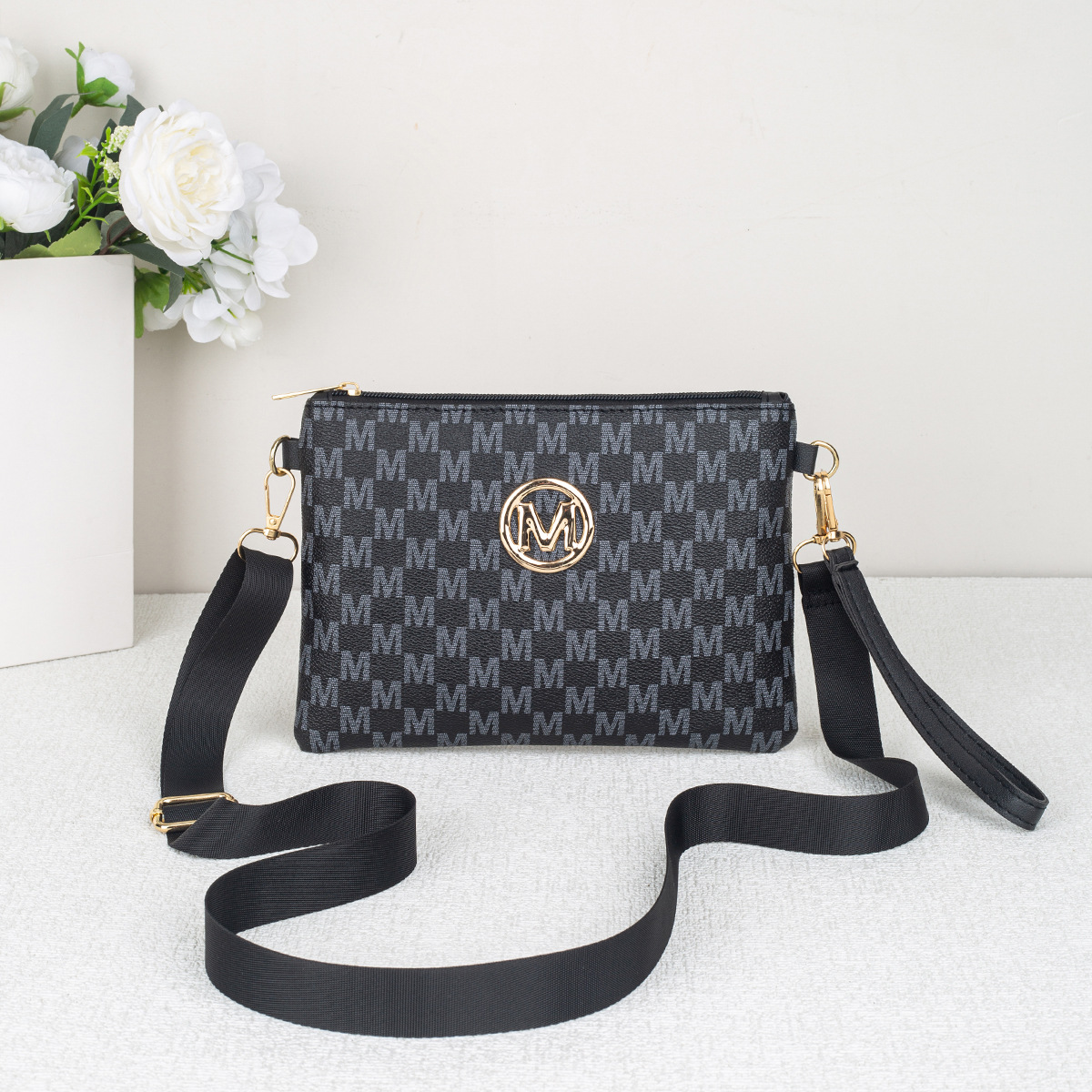 Vintage dames crossbodytas uit de lente van 2026 met geweven patroon en gouden M-logo, gepersonaliseerd portemonneetje._voghion.com