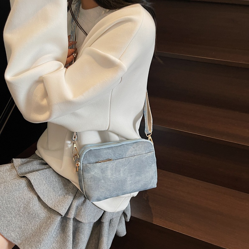 Bolsos pequeños retro estilo de Hong Kong 2025 verano nuevo estilo bolso femenino casual bolso de hombro ancho en vivo el mismo bolso de mensajero