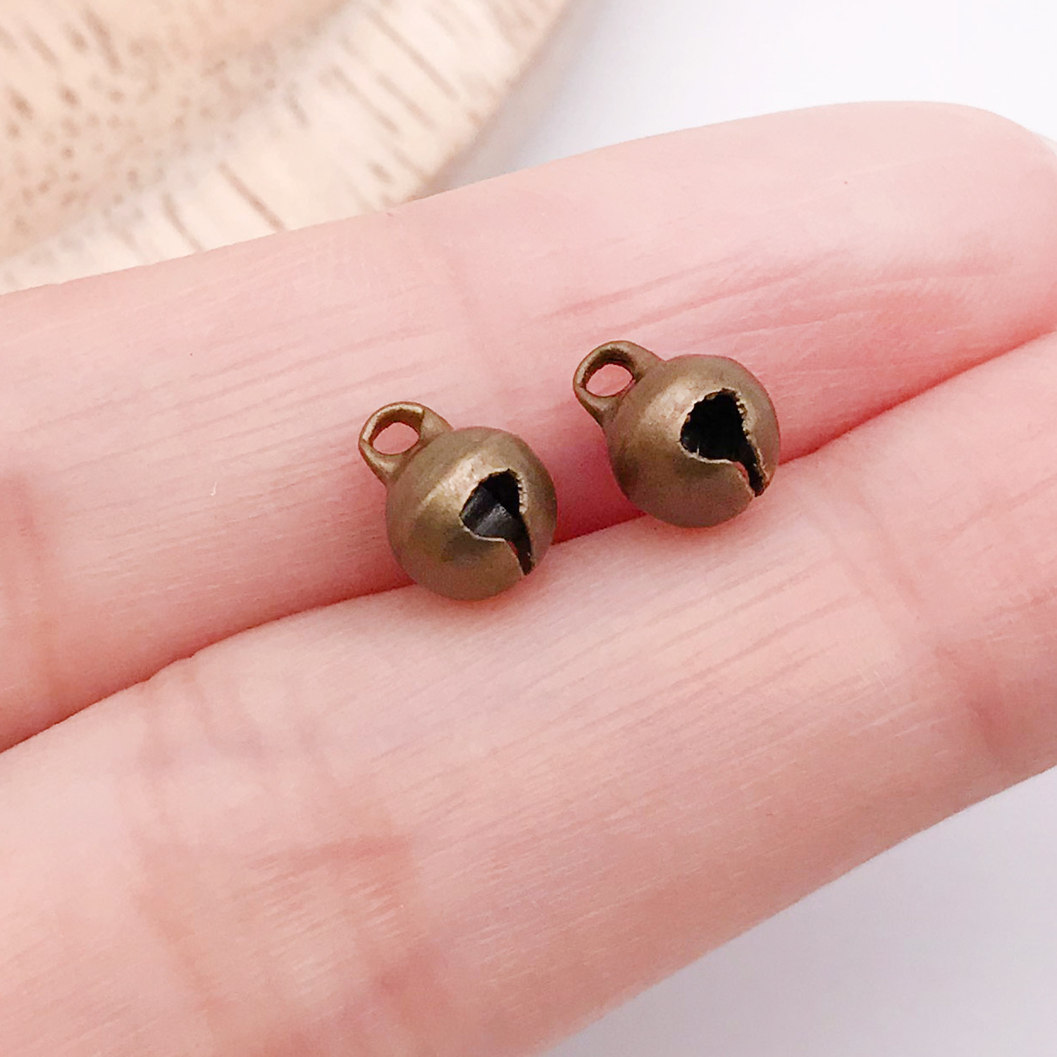 Fábrica al por mayor DIY joyería material hecho a mano vintage accesorios teléfono móvil colgante jingdang palabra campana 1