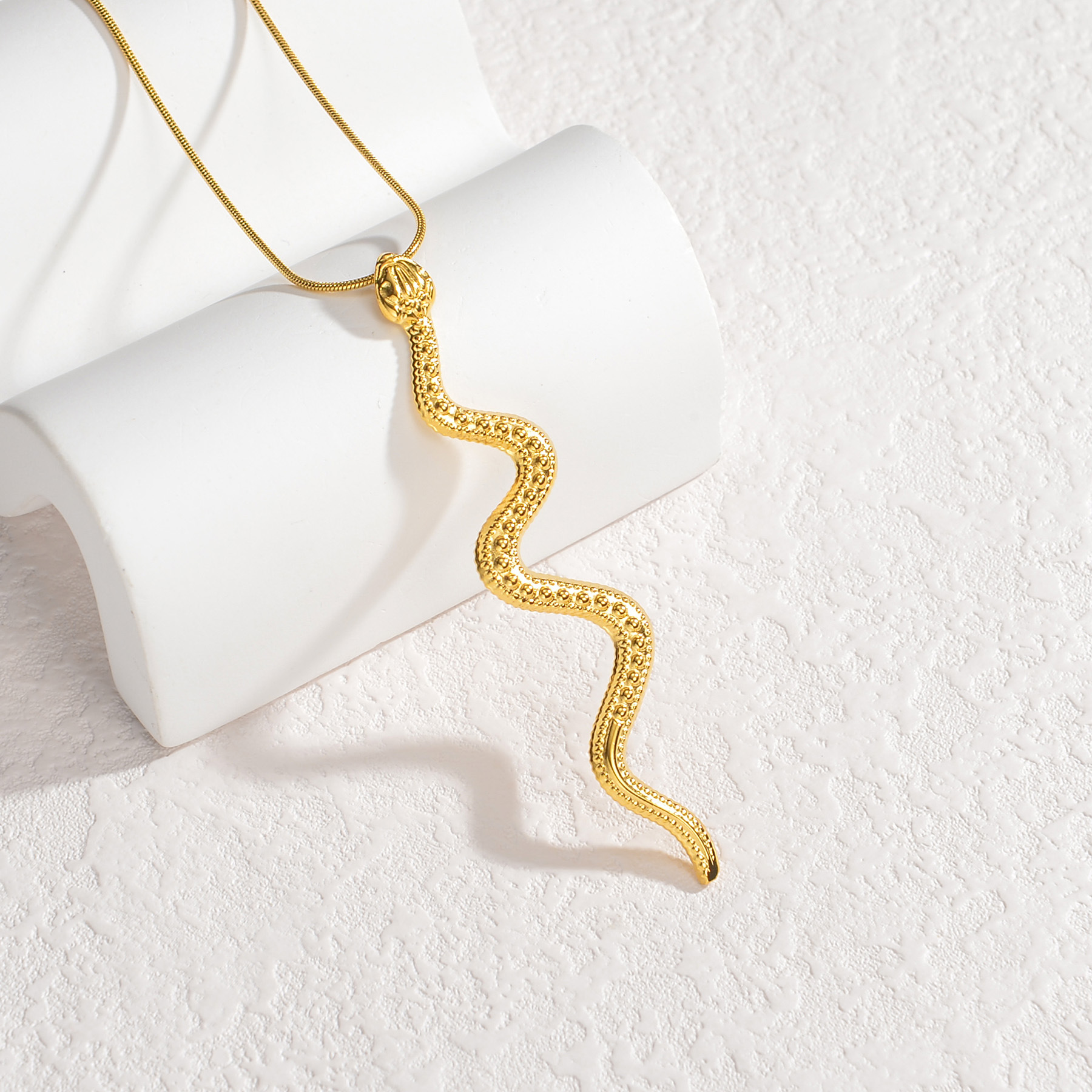 Acero Titanio Chapados en oro de 18k Estilo Simple Enchapado Serpiente Collar Colgante display picture 3
