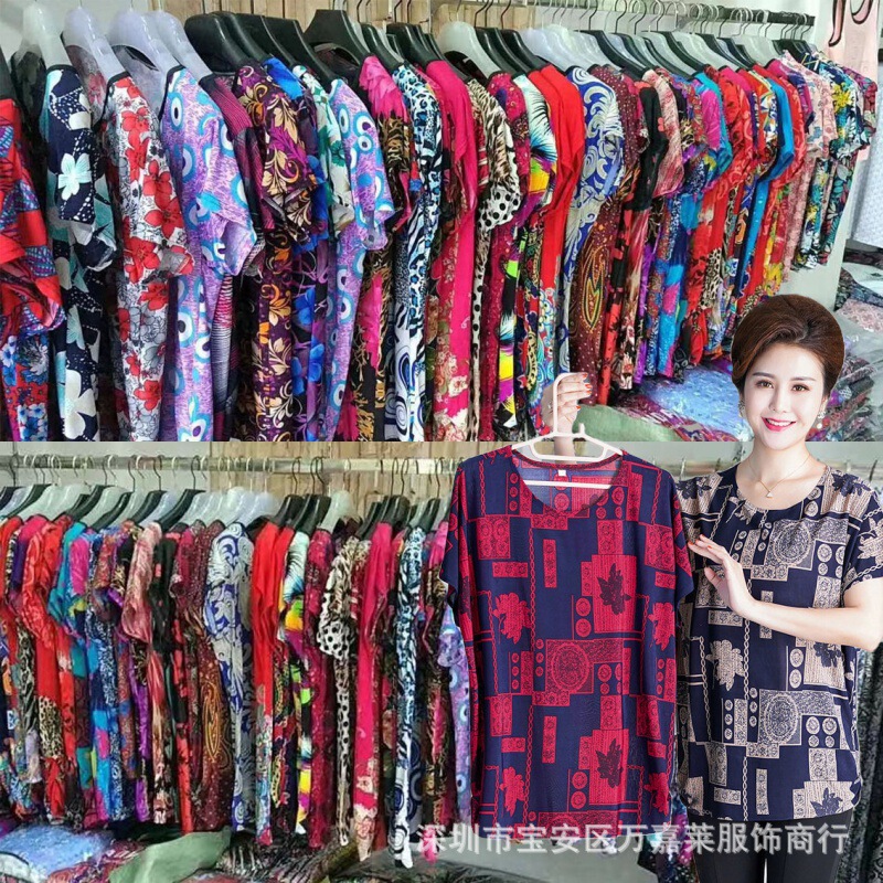 The clothes that the elderly like to sell at the small start-up vegetable market are cheap and easy to sell.