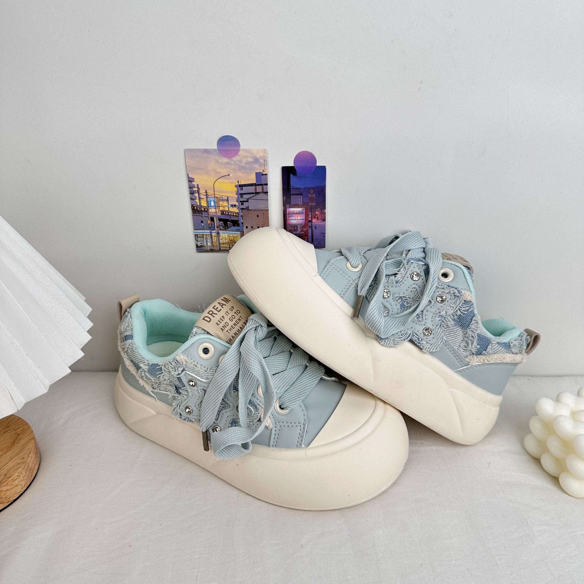 Yuanbo 2025 primavera nuevo estilo estudiante suela gruesa zapatos de tabla de cabeza grande zapatos de lona para mujer zapatos casuales de todo fósforo para el cabello