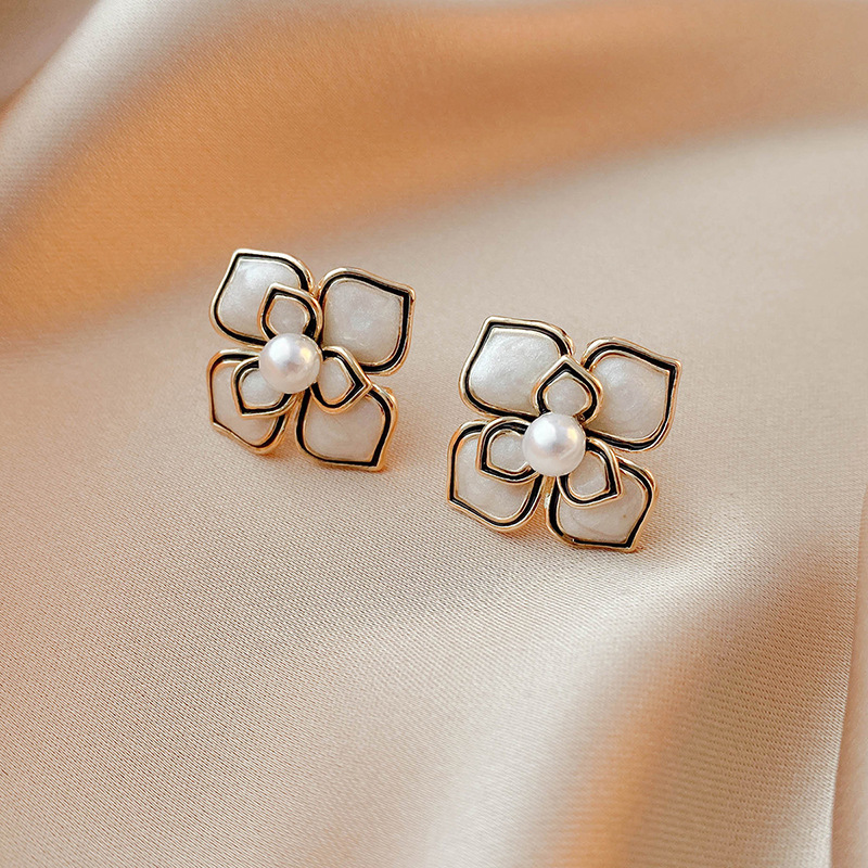 Vintage Dripping Oil Pearl Contrast Color Flower Stud Earrings Wholesale display picture 2