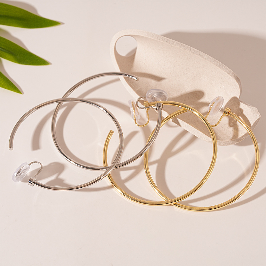 No hay agujeros de orejas sencillos de geometría metálica anillo de orejas de moda europea y americana atmósfera de alta calidad temperamento pendientes para mujeres