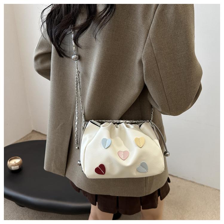 Drawstring bucket for women 2024 new Korean fashion shoulder bag, simple commuting contrasting color heart chain_voghion.com