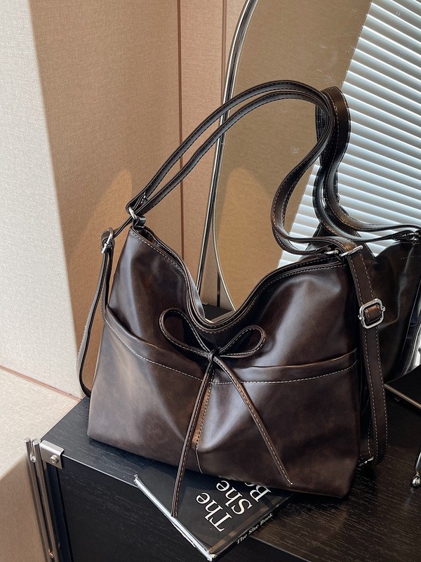 Bolsos de gran capacidad de otoño e invierno de comercio exterior para mujer 2024 nuevo bolso retro de alta gama con sentido Tote mochila de un solo hombro de todo fósforo