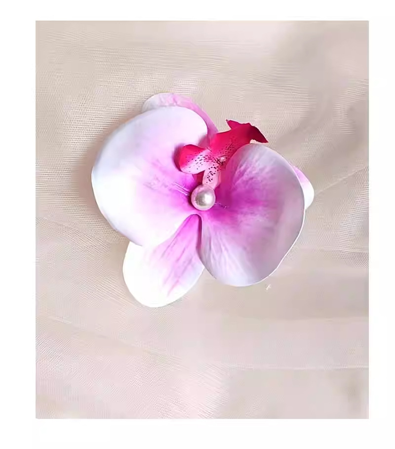 Chica caliente con flores naranjas orquídeas mariposa clips de cabello vacaciones fotos atmósfera clips de cabello